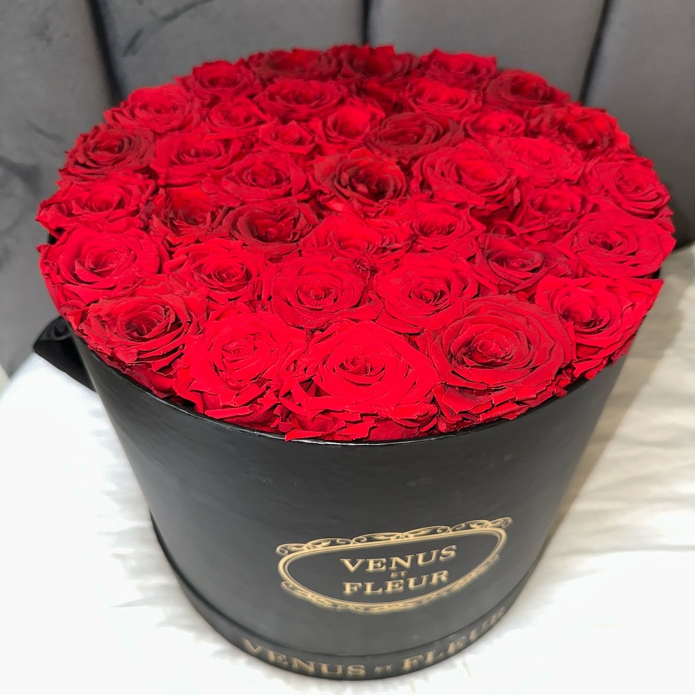 Venus et Fleur Red Roses in Black Box